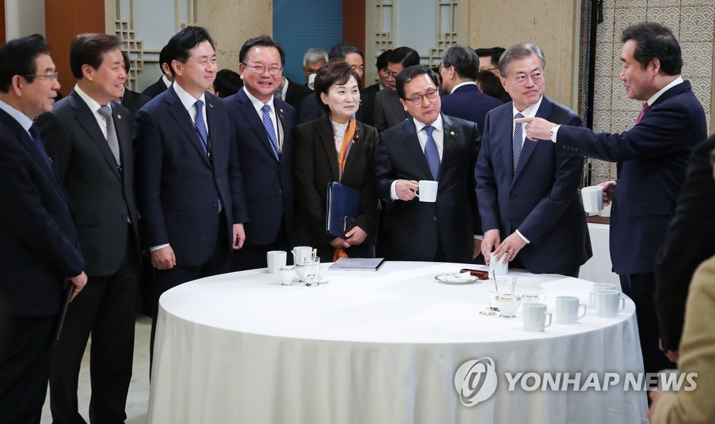 '졸업예정자' 국무위원들과 대화하는 문 대통령
