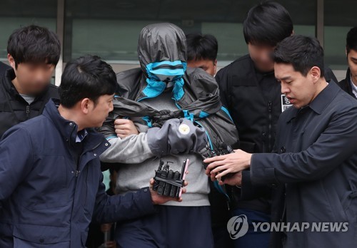 (안양=연합뉴스) 홍기원 기자 = '청담동 주식 부자' 이희진(33) 씨의 부모를 살해한 혐의를 받고 있는 피의자 김모(34) 씨가 20일 오전 구속 전 피의자심문(영장실질심사) 출석을 위해 경기도 안양동안경찰서에서 나오고 있다. xanadu@yna.co.kr