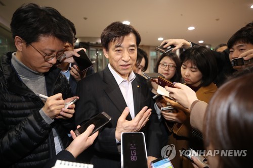 출근길 취재진에게 둘러싸인 이주열 한은 총재