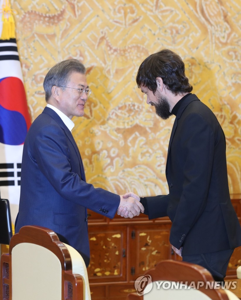 악수 나누는 문 대통령과 잭 도시 트위터 CEO