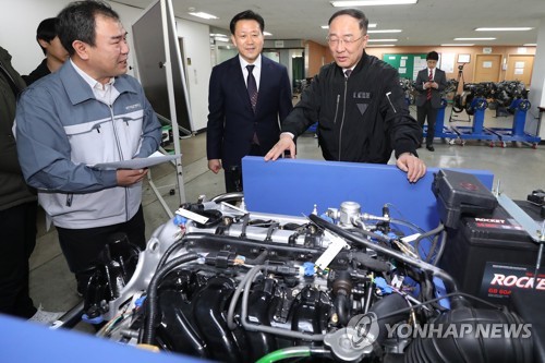 자동차정비 직업훈련장 둘러보는 홍남기 경제부총리