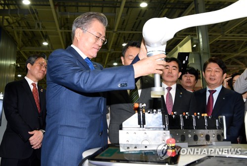 로봇작업 시연하는 문 대통령