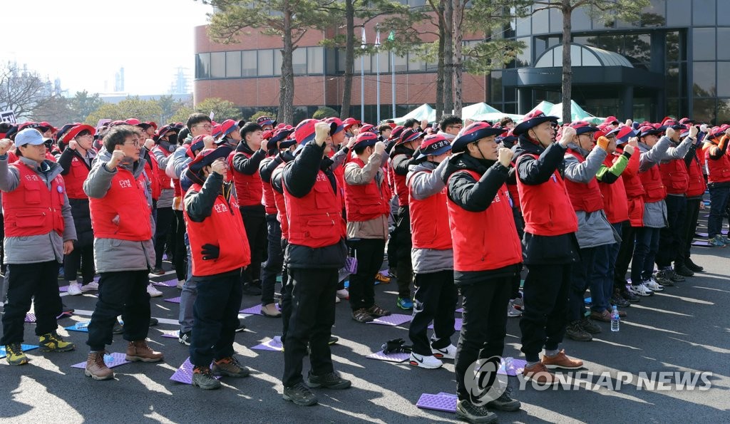 파업 구호 외치는 한화토탈 노조원들