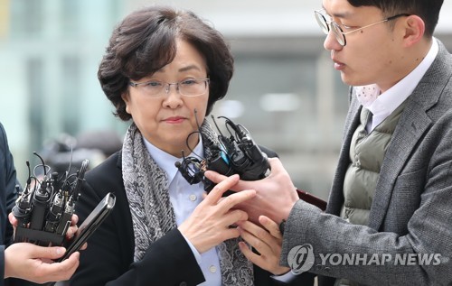 마이크 밀어내는 김은경 전 장관