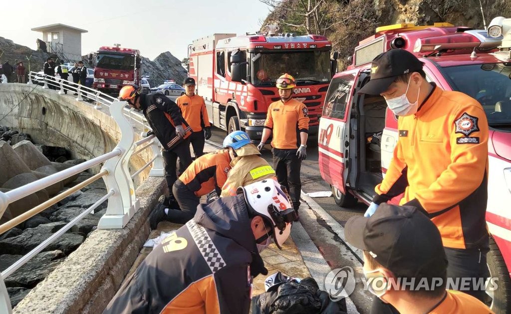 강릉 바다에 승용차 추락…20대 5명 숨져