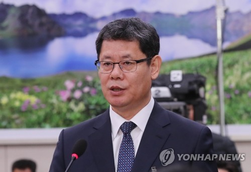 인사청문회에서 답변하는 김연철 후보자
