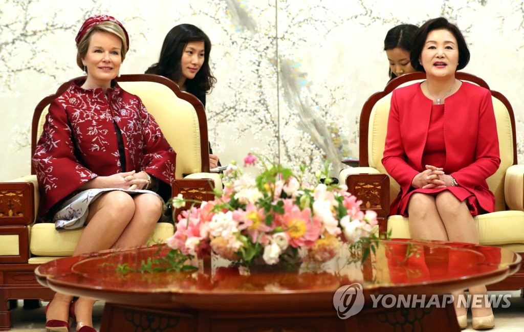 얘기 나누는 김정숙 여사와 마틸드 벨기에 왕비