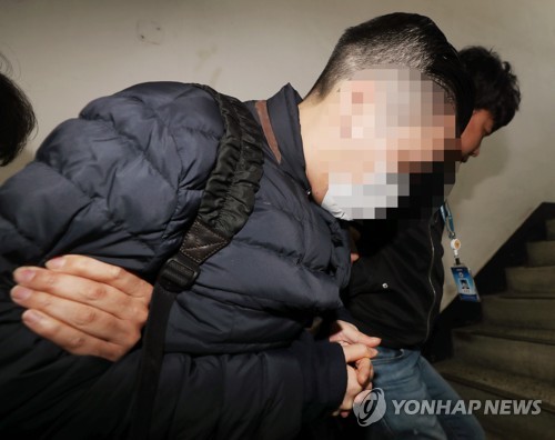 압송되는 SK그룹 창업자 손자 최모씨