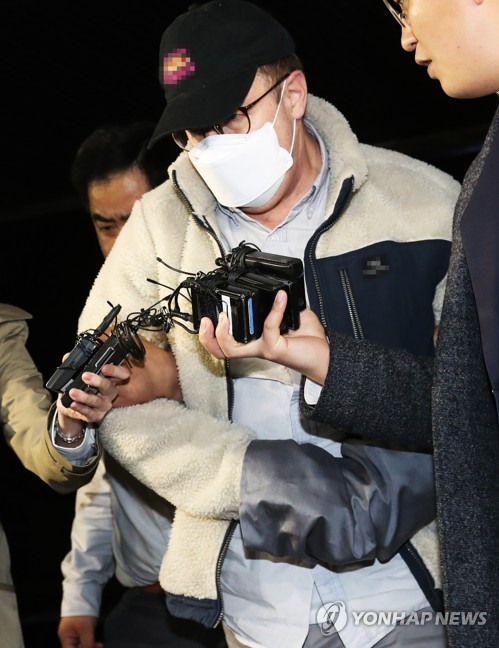 고개 숙인 로버트 할리