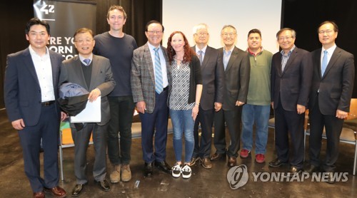 '에꼴 42'에서 기념촬영하는 울산시장