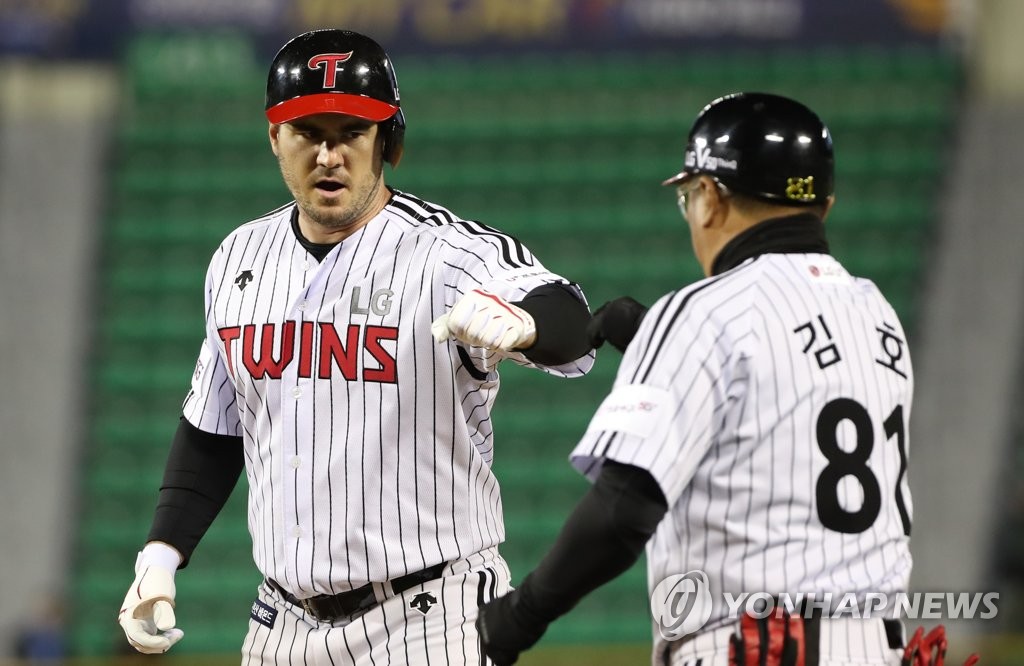 In this file photo from April 10, 2019, Tommy Joseph of the LG Twins (L) bumps fists with his first base coach Kim Ho after a single against the Samsung Lions in the bottom of the fifth inning of a Korea Baseball Organization regular season game at Jamsil Stadium in Seoul. (Yonhap)