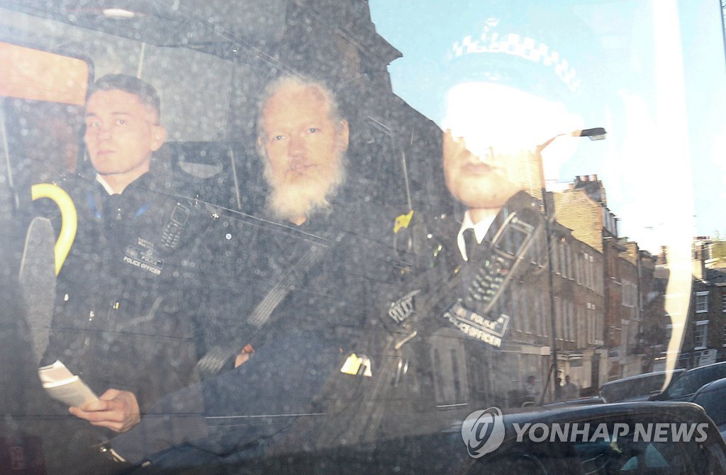 '7년 세월'…덥수룩한 수염 기르고 호송되는 어산지