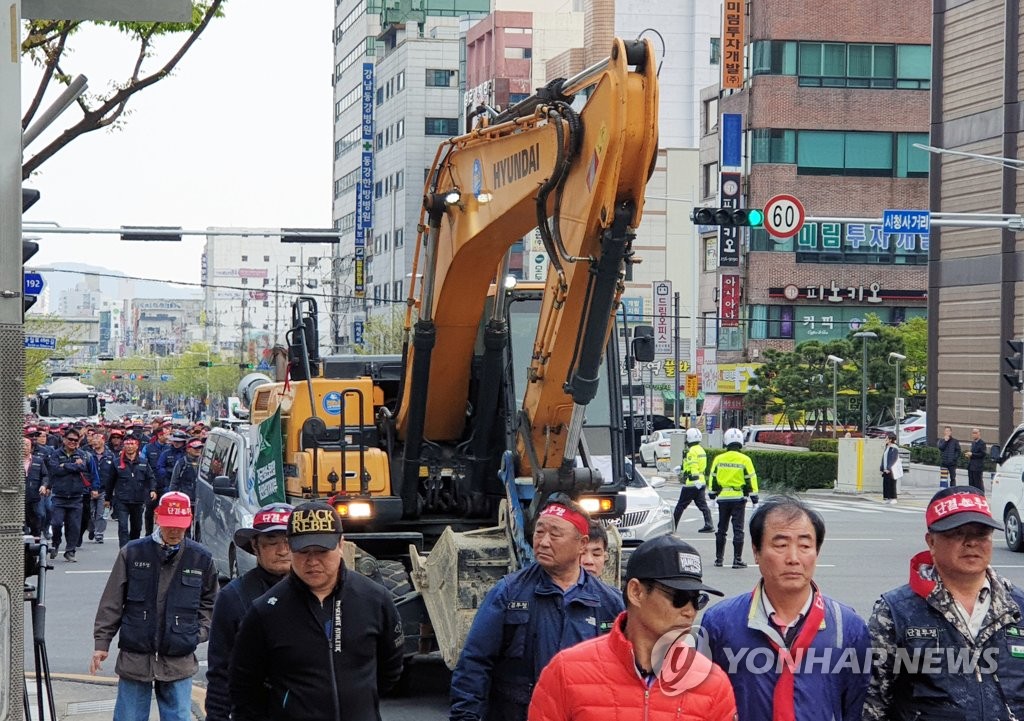 행진하는 울산건설기계노조