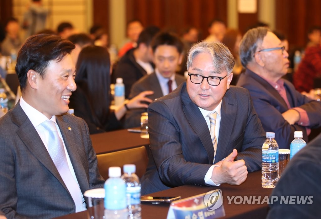 Kim Kyung-moon (R), manager of the South Korean national baseball team, speaks with Lee Seung-yuop, a retired slugger named an honorary ambassador for the Premier 12 tournament, during a press conference announcing the competition's schedule in Seoul on April 15, 2019. (Yonhap)