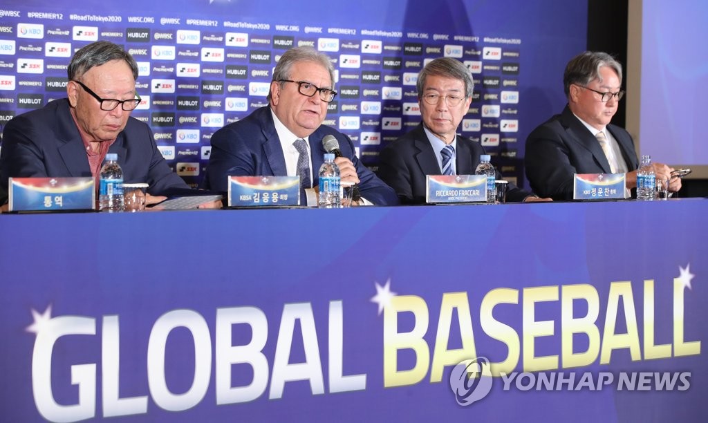 From left: Kim Eung-yong, president of the Korea Baseball Softball Association, Riccardo Fraccari, president of the World Baseball Softball Confederation, Chung Un-chan, commissioner of the Korea Baseball Organization, and Kim Kyung-moon, manager of the South Korean national baseball team, attend a press conference in Seoul on April 15, 2019, announcing Group C schedule for the Premier 12 tournament in the South Korean capital. (Yonhap)