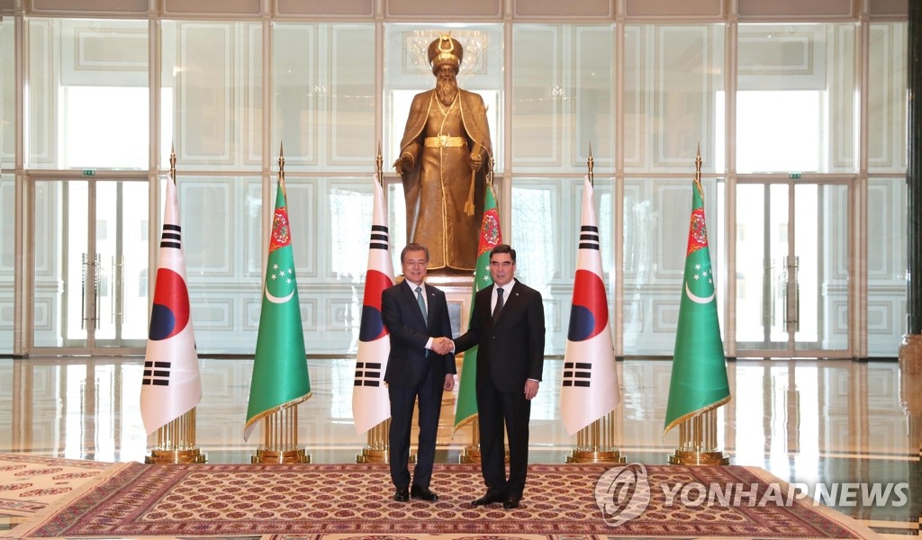 투르크메니스탄 대통령과 악수하는 문 대통령