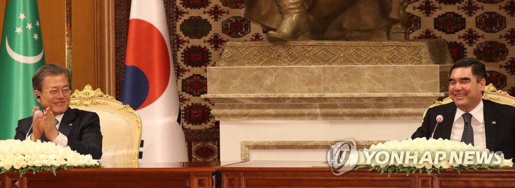 밝게 웃는 한-투르크메니스탄 대통령