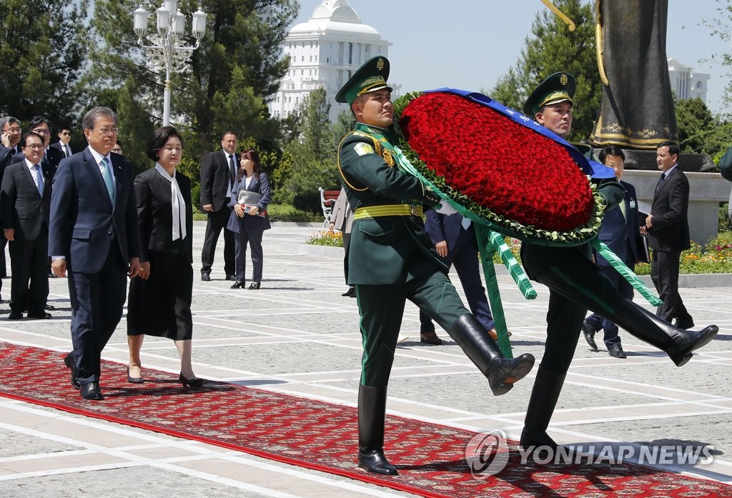 문 대통령, 투르크메니스탄 독립기념탑에 헌화