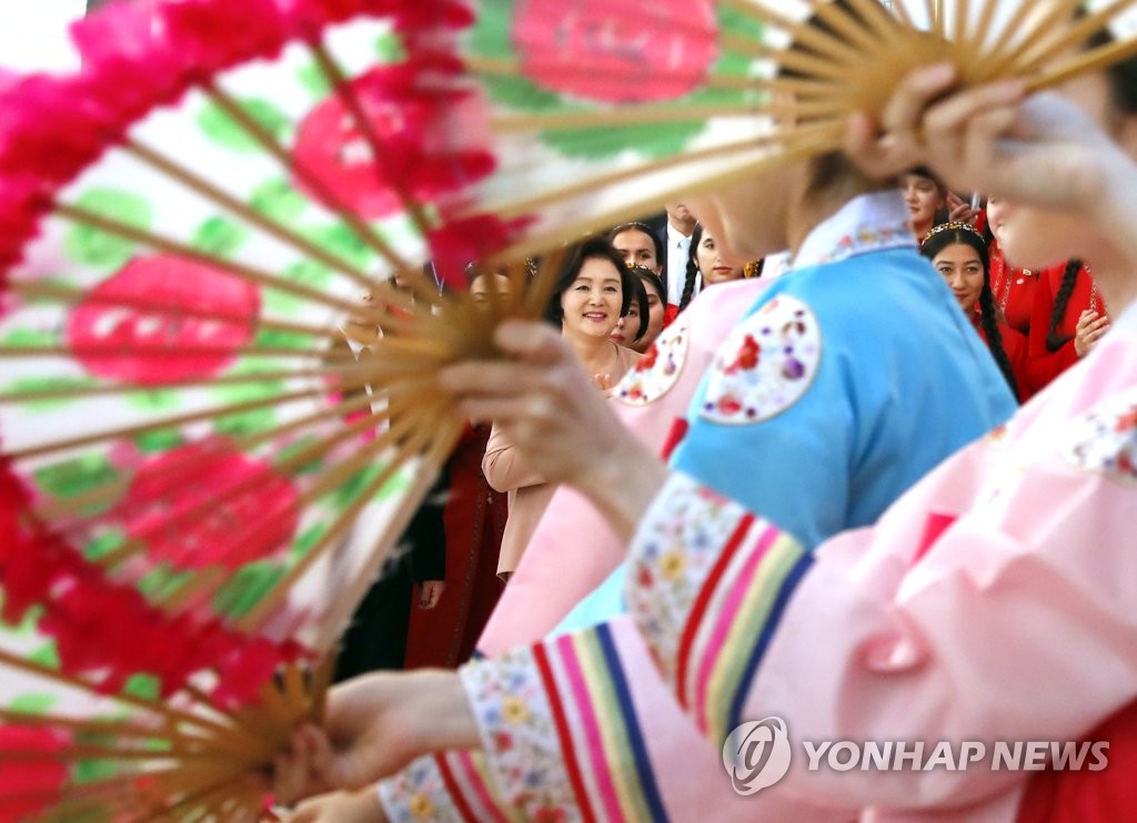 투르크메니스탄 학생들의 '부채춤' 보는 김정숙 여사