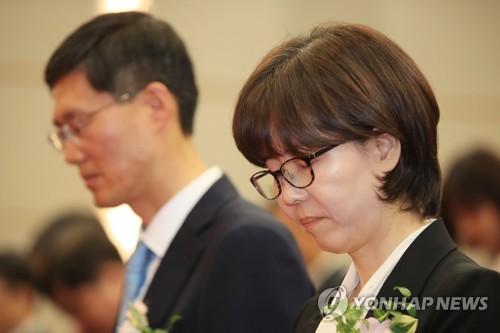 국민의례하는 문형배-이미선