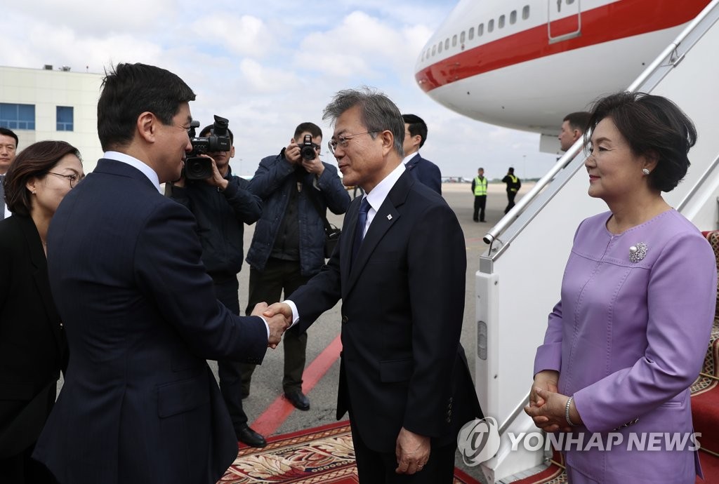 알마티 시장과 인사하는 문 대통령