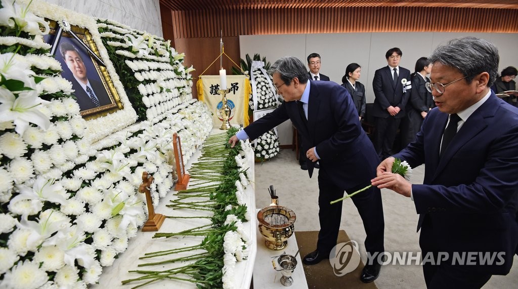 노영민 비서실장-강기정 정무수석, 김홍일 전 의원 빈소 조문