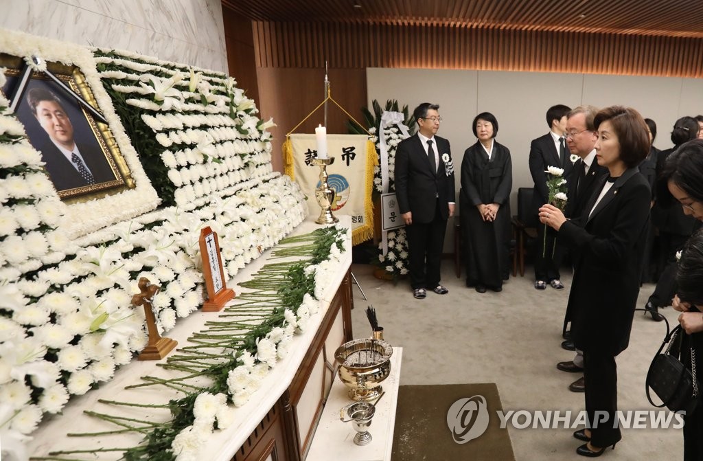 나경원, 김홍일 전 의원 빈소 조문