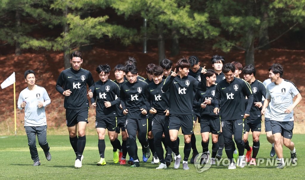 Players of the South Korean men's under-20 national football team practice at the National Football Center in Paju, Gyeonggi Province, on April 22, 2019, in preparation for the 2019 FIFA U-20 World Cup in Poland. (Yonhap)