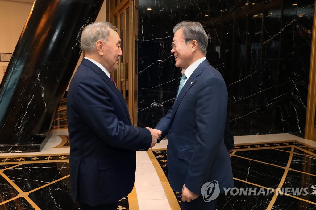 카자흐스탄 초대 대통령 만난 문 대통령
