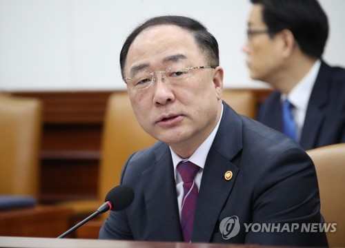 산업경쟁력 강화 관계장관회의서 발언하는 홍남기 부총리