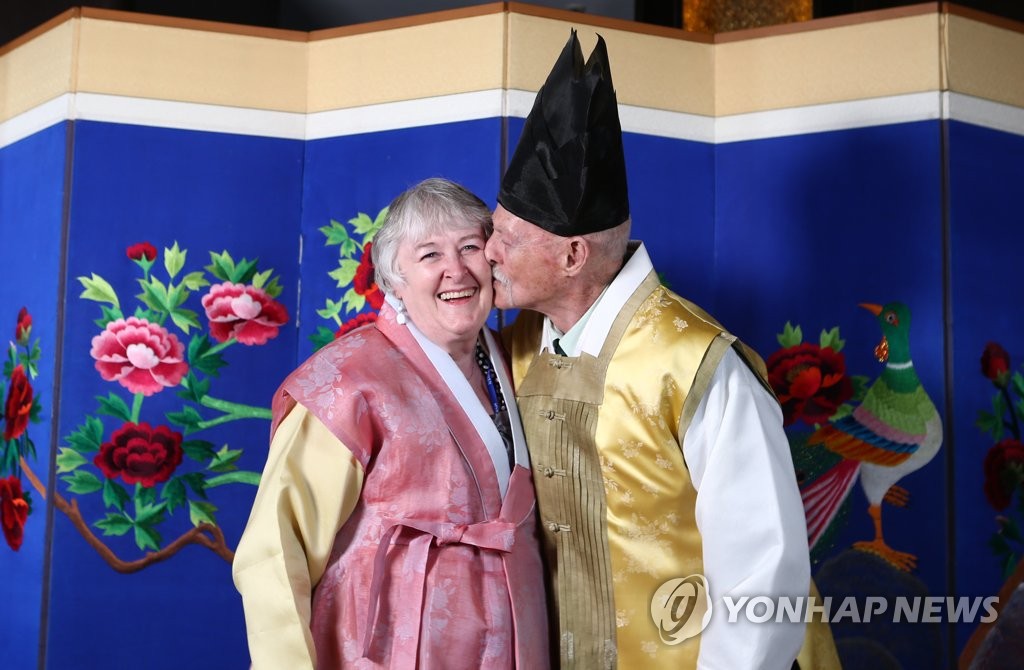 한복 입은 영연방 4개국 참전용사와 가족들