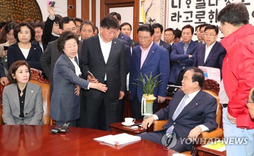 이은재 "의장님 사퇴하세요"