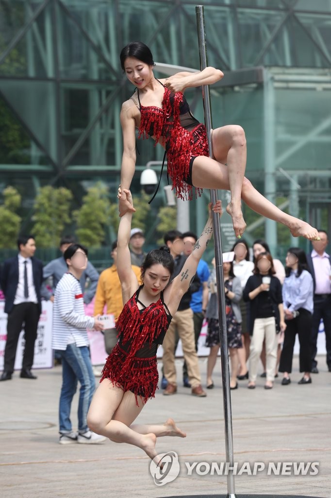 완벽한 폴댄스 무대