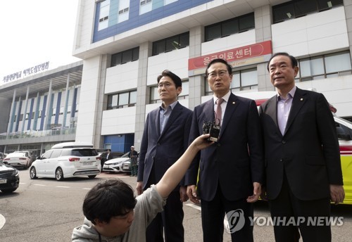 병문안 후 취재진 질문에 답하는 홍영표 원내대표