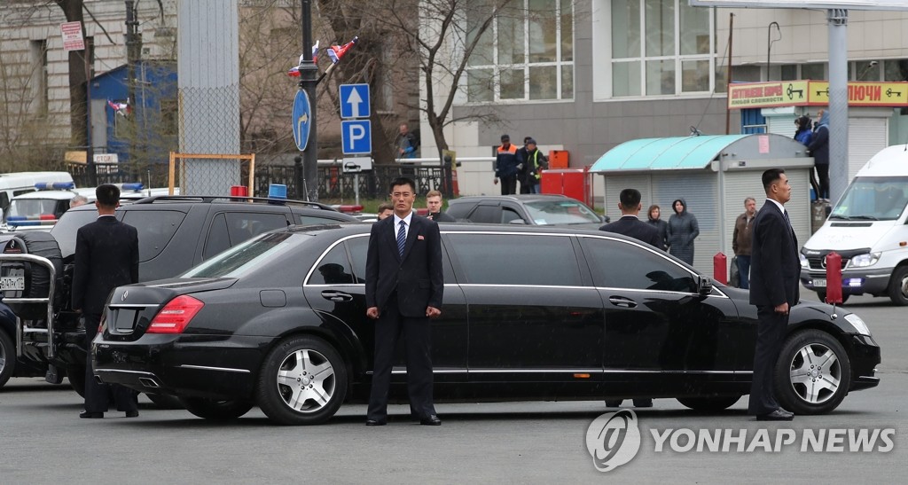 正恩氏の到着を待つ専用車 正恩氏の到着を待つ専用車