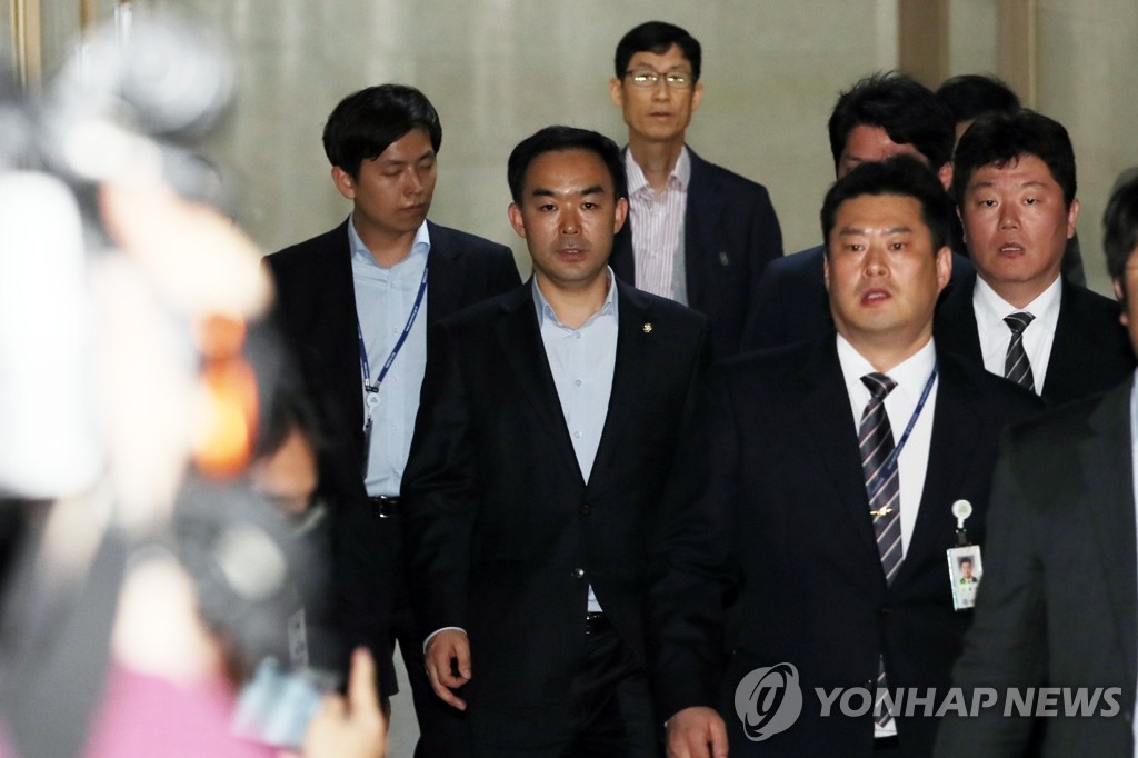 사개특위 회의장 향하는 채이배 의원