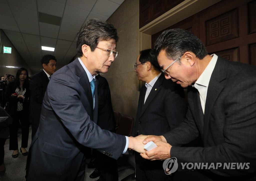 자유한국당 의원들과 인사하는 유승민
