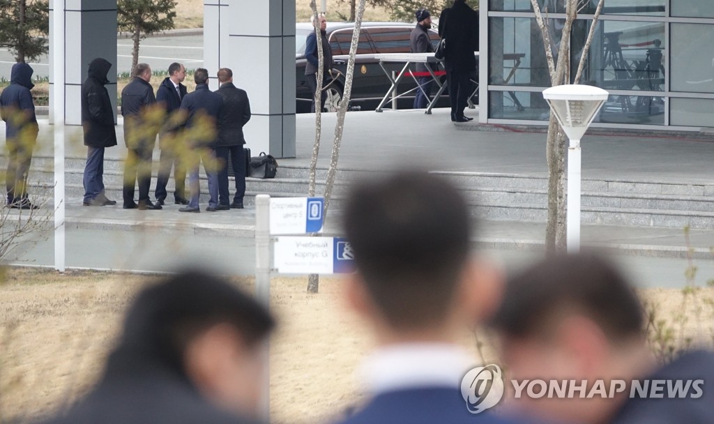 김정은 위원장 기다리는 북한 유학생들
