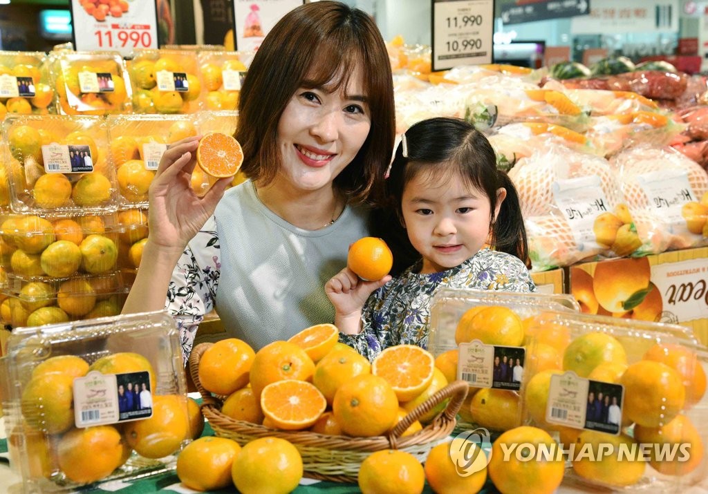 Greenhouse-grown tangerines on sale Greenhouse-grown tangerines on sale