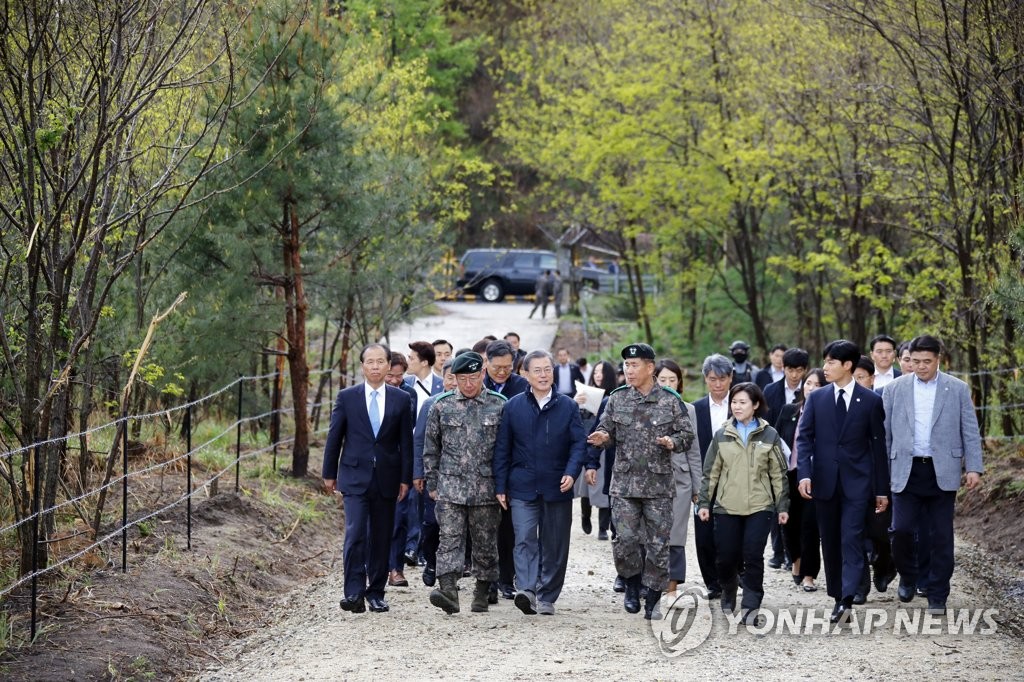 DMZ 평화의 길 산책하는 문 대통령
