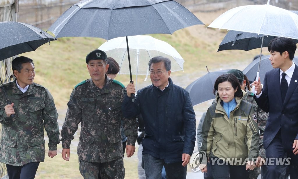 DMZ 평화의 길 산책하는 문 대통령
