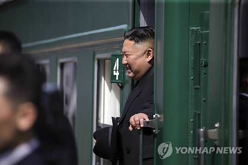 귀국길 전용열차 오른 김정은