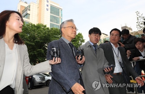 'KT 부정채용 정점' 이석채 전 회장 영장실질심사 출석