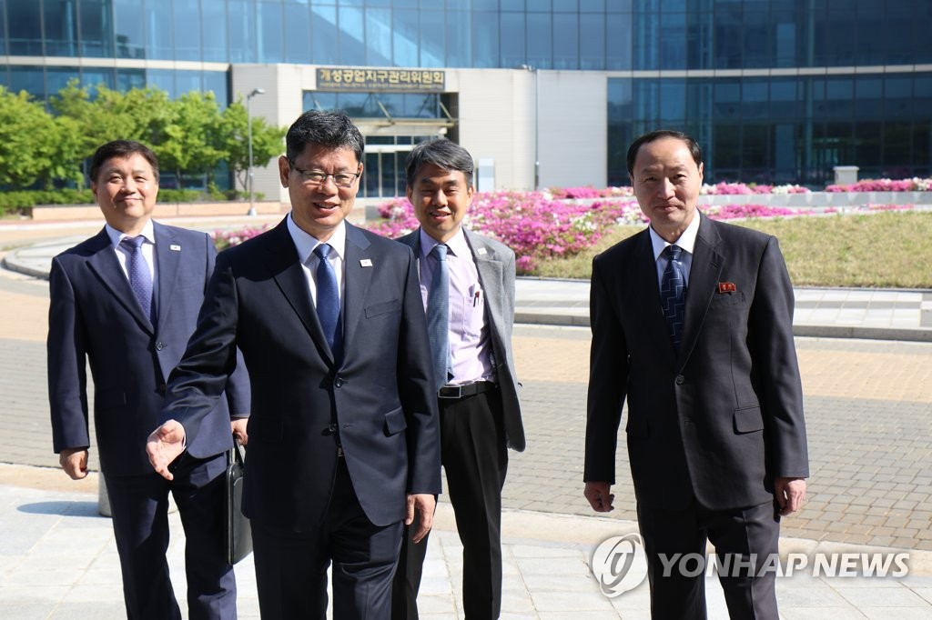취임 후 첫 개성 남북공동연락사무소 찾은 김연철 장관