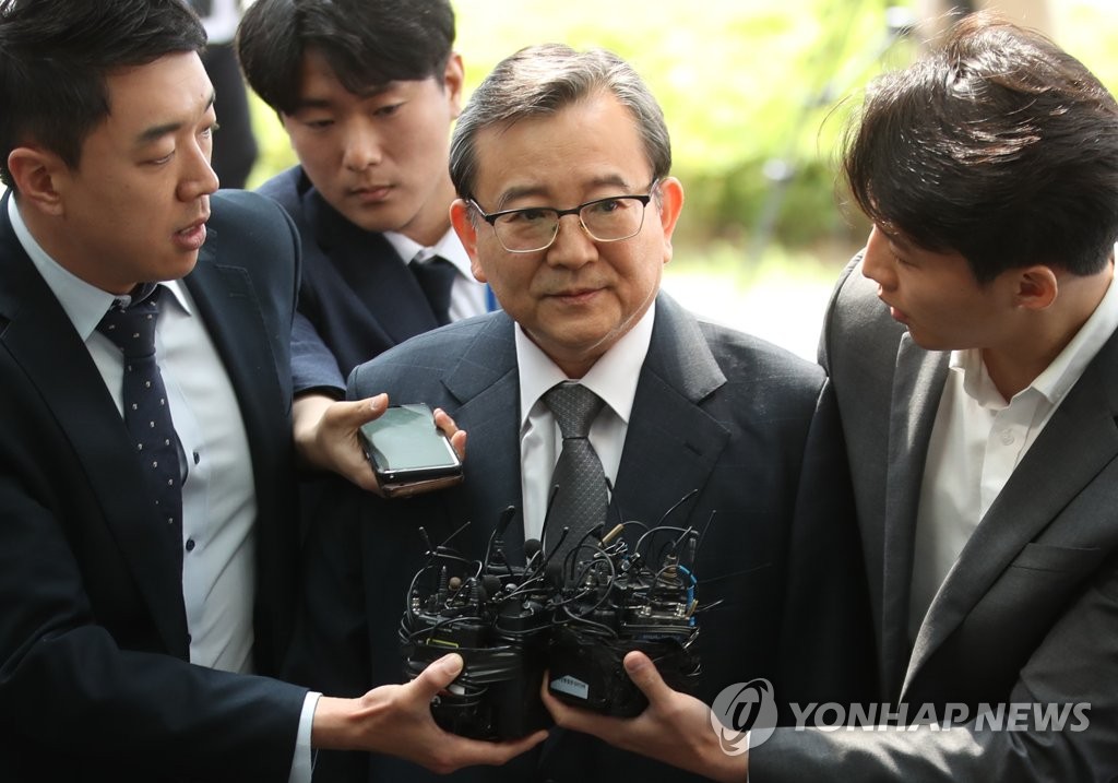 김학의 5년만에 피의자로 검찰 출석