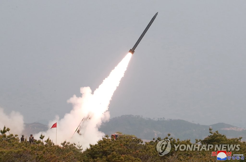 합참 "北, 단거리미사일 추정발사체 2발 동해방향 발사"