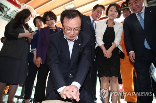 심폐소생술 하는 이해찬 대표