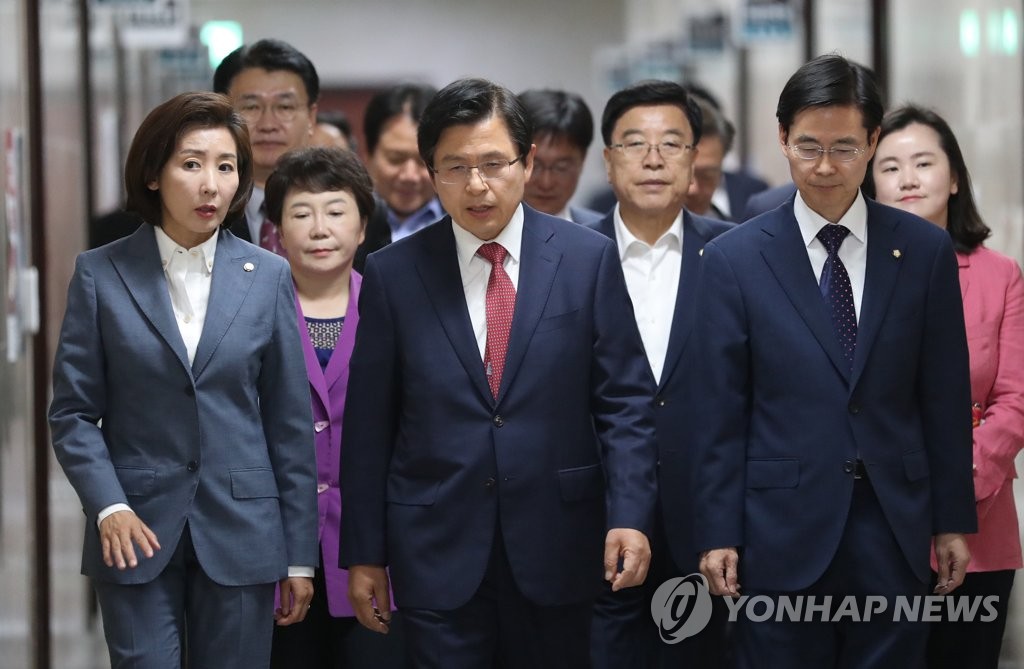 최고위원회의 들어서는 황교안-나경원