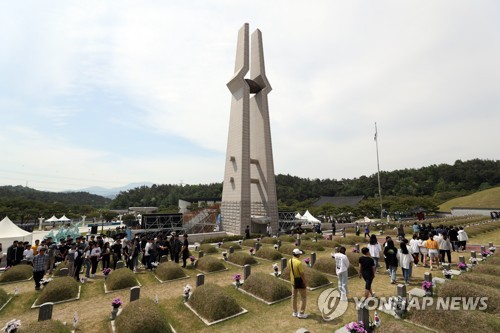 추모객 모여드는 5·18묘지