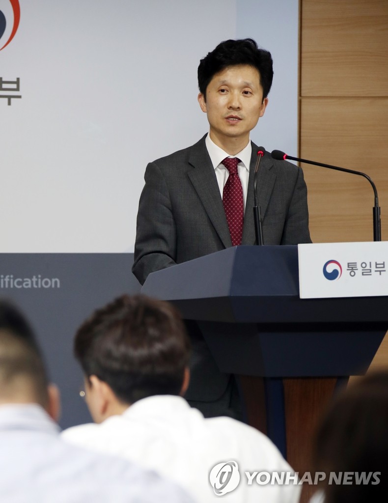 Unification ministry spokesman Lee Sang-min speaks to reporters at the government complex in Seoul on May 17, 2019. He announced the government's decision to allow South Korean businesspeople who used to operate factories at the inter-Korean industrial park in the North Korean border town of Kaesong to visit the complex to check the condition of the equipment they left behind when it was closed in 2016. The spokesman also announced humanitarian aid worth US$8 million to the North via an international organization. (Yonhap)